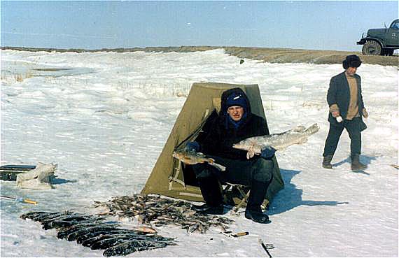 Я с щукой на 6,5 кг и окунем на 1,2 кг.На дальнем фоне наш Труман