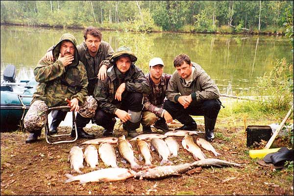 Группа товарищей-рыболовов