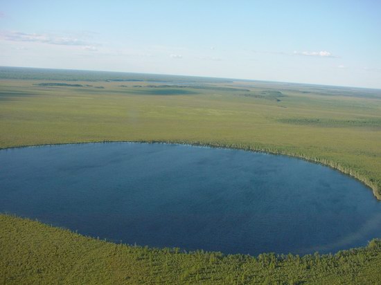 В этом озере есть очень крупная рыба