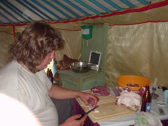 Режется шашлычок.