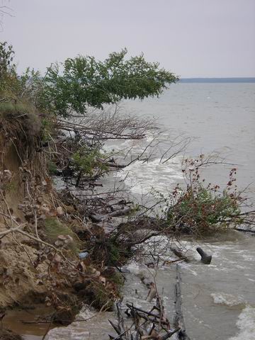 Море, прибой, остров постепенно размывается