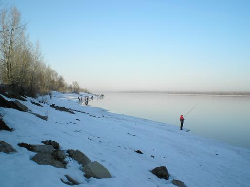 утро... река... толпа...