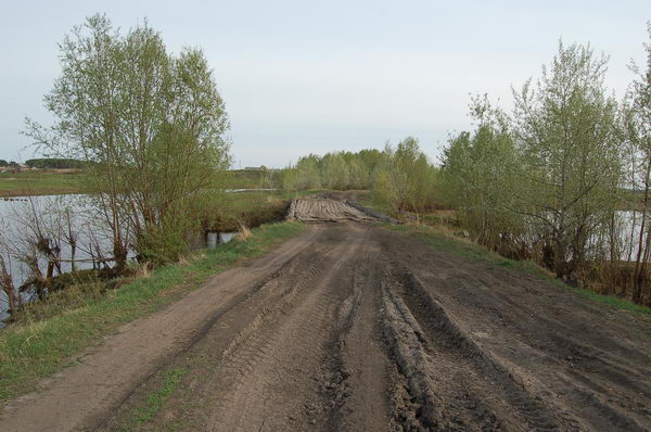 Мостик через р. Мереть возле деревни Кротово.