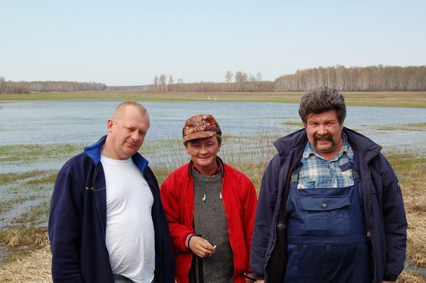 На фоне лебедей.