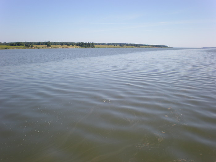 Что означает белая полоса на воде? Мель там или что?