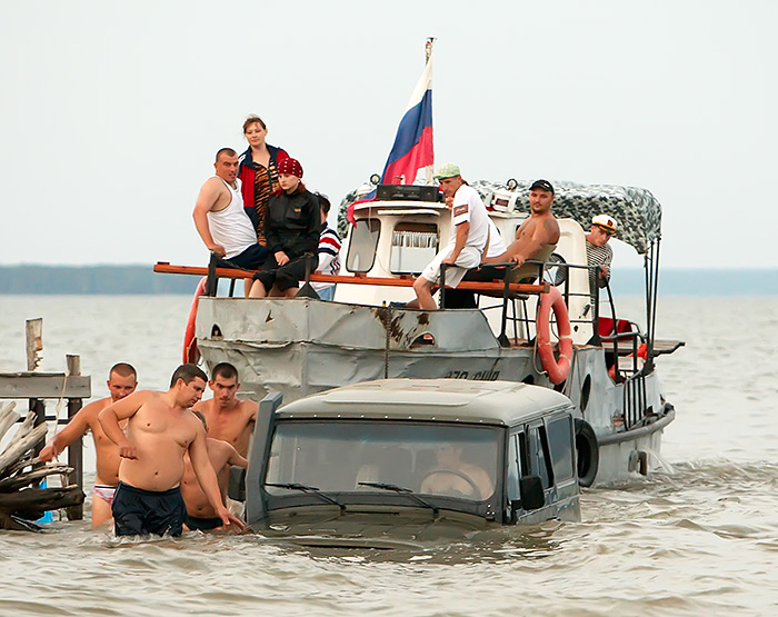 НАШИ МАШИНЫ И КОРАБЛИ ТАСКАЮТ НА БУКСИРЕ...