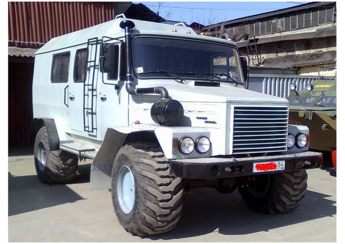 Машинка для ибиней. База ГАЗ-66, кабина Садко, турбодизель МТЗ-120, колеса по спецзаказу. Принадлежит одному местному депутату.