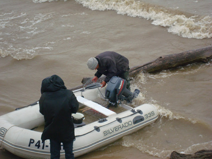 Отпуск на море. Последствия урагана. Полная лодка воды.