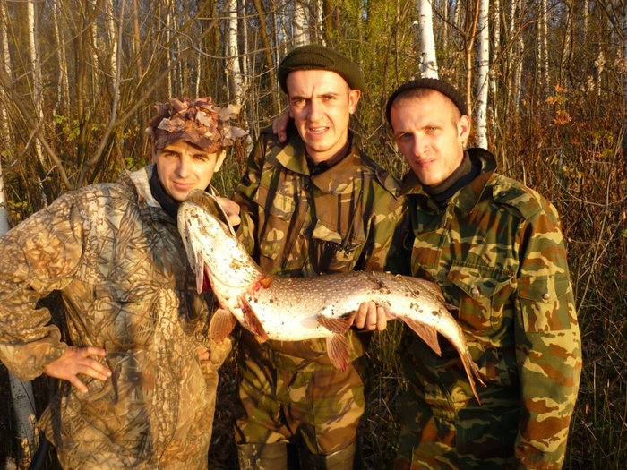 Недалеко от новосиба.Взял корефан(посередине) на макалку с берега. колебалка 30г