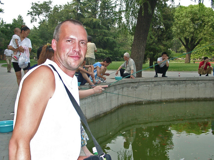 Приглядитесь к воде, там красные и чёрные рыбёшки - меченосцы, телескопы и золотые