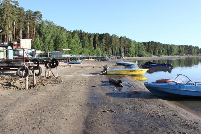 Уровень воды на базе в Боровом. Лодки таскаем на руках.