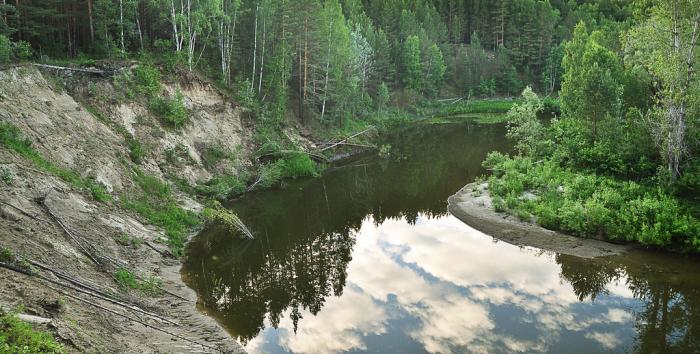 Зеркалом блестит река...
