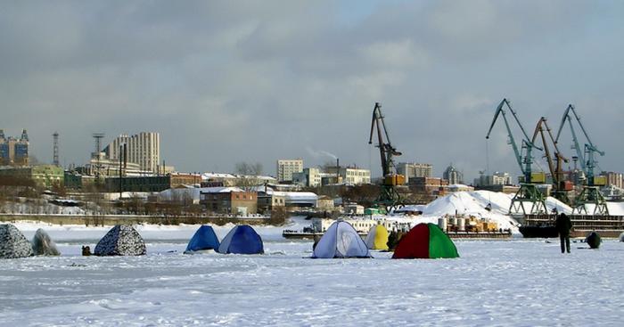 Рыбаки под мостом.