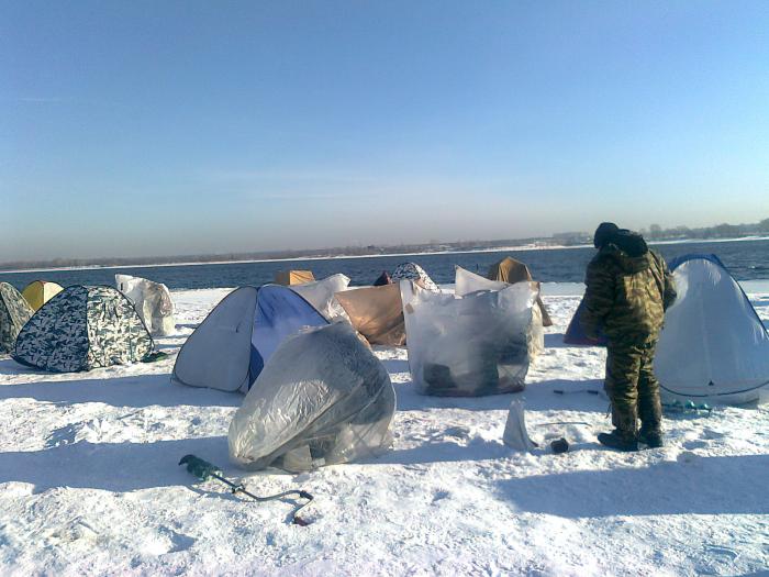 Рыбалка на льдине. Вроде качает. Кажется нас оторвало от берега?