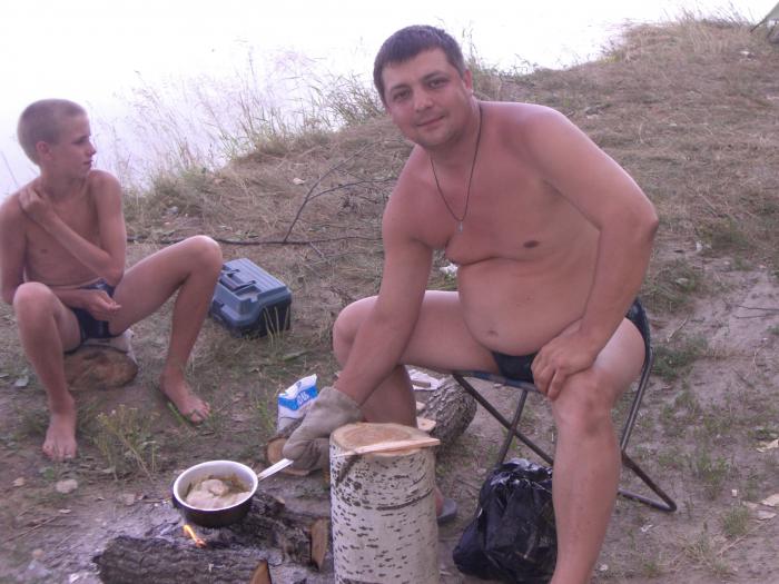 часть улова в уху, а часть жарим в ковше на масле с солью - просто супер