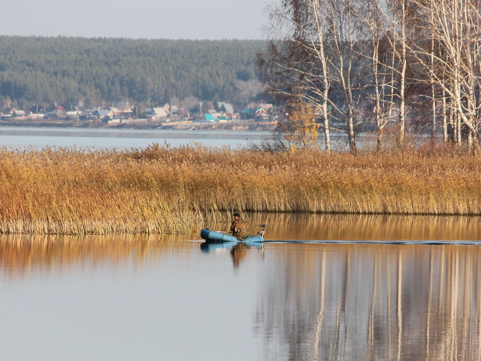 На электромоторе.