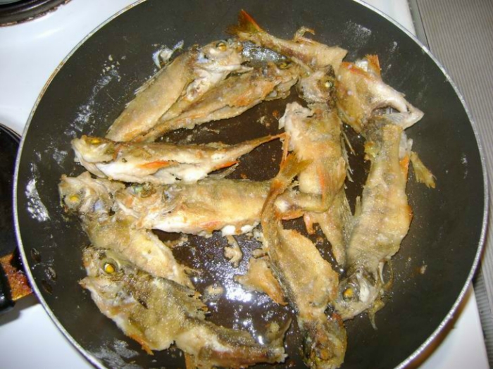 окунь обжаренный на шкуре