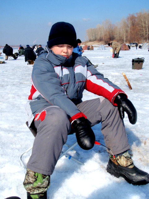 На зимней рыбалке...