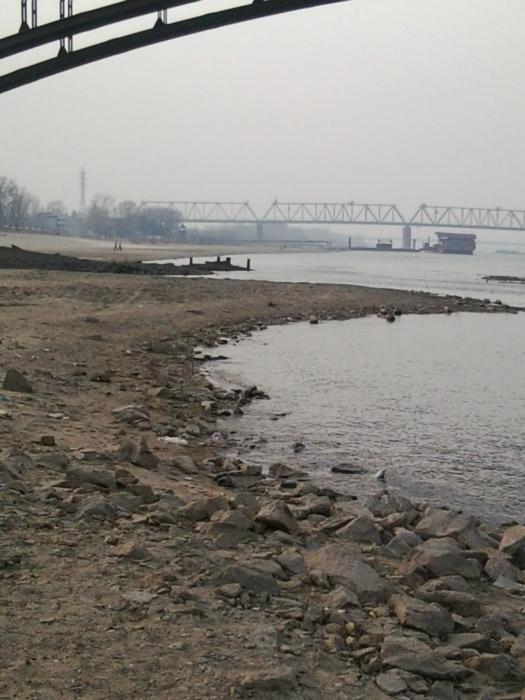 воды видимо в этом году не будет.( под метромостом)
