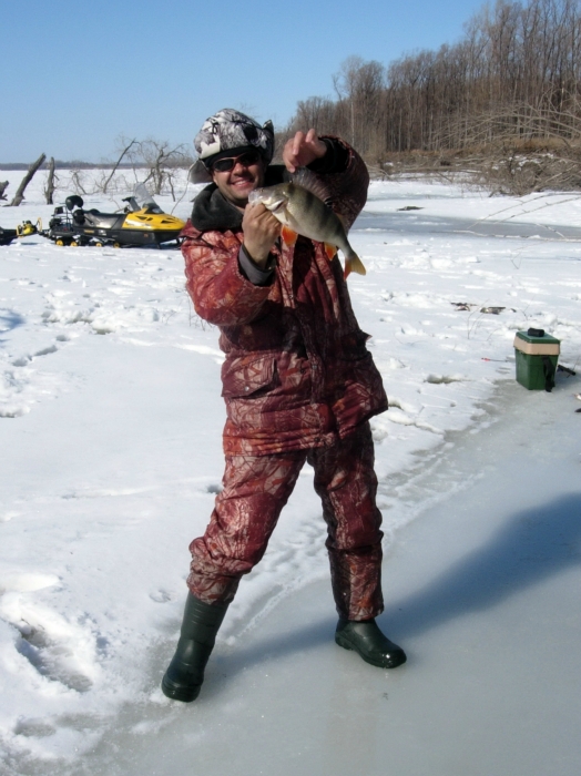 Андрей и еще один окунь под кило на мормышку