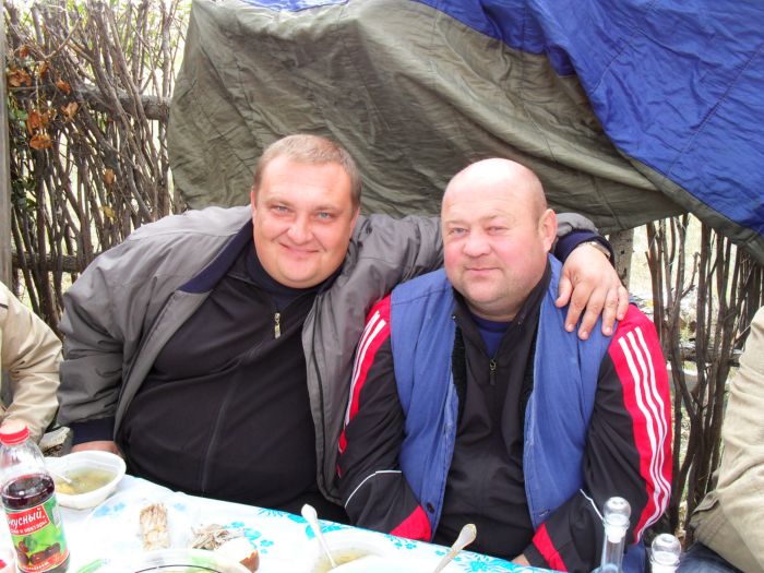 на красном