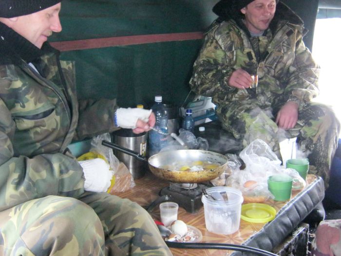 рыбалка рыбалкой, а обед по расписанию..(за рыбалку!)