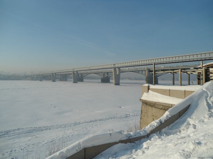 Под мостами лед, под льдом Обь, а в Оби рыб ( почти в рифму)