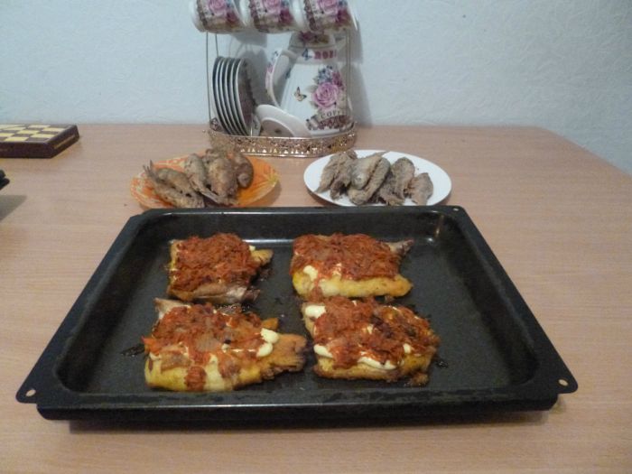 Щука в морковном полушубке, с майонезной подкладкой
