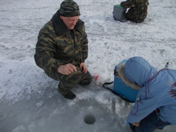 Сын первый раз на рыбалке