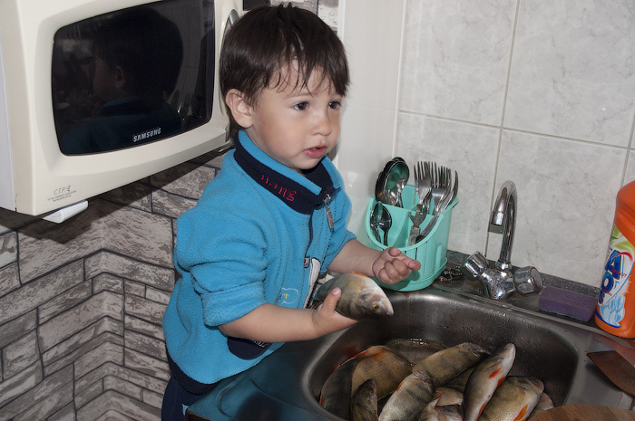 Обсуждаем с внуком улов ))