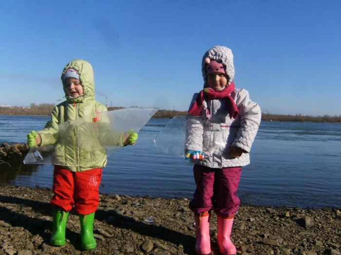 Лёд 2014... в заводях 1.5-2см, точим крючки на мормышках)
