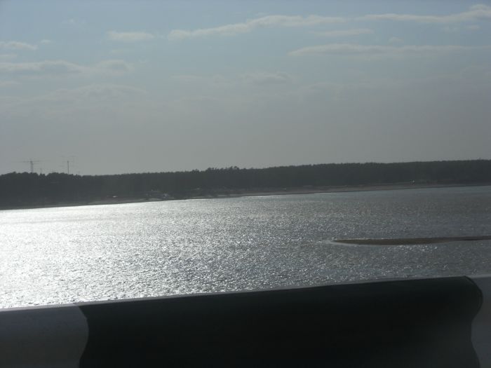 на реке