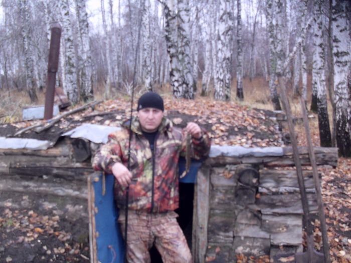 На реке Омка домик рыбака