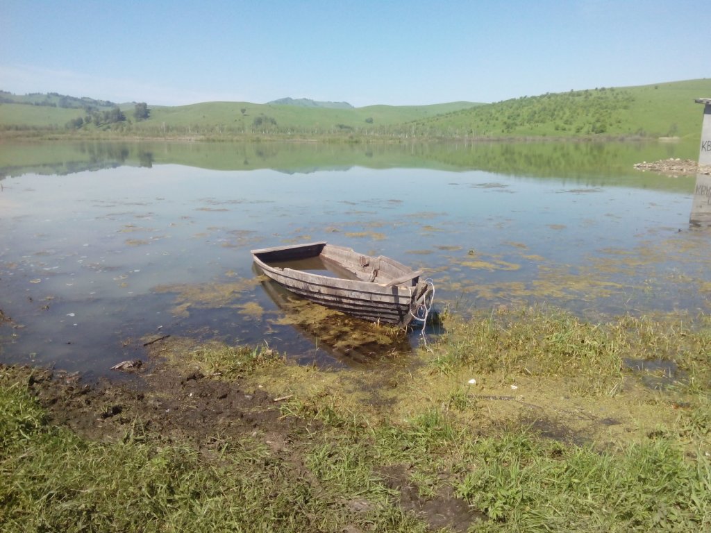 Лодка на горном озере