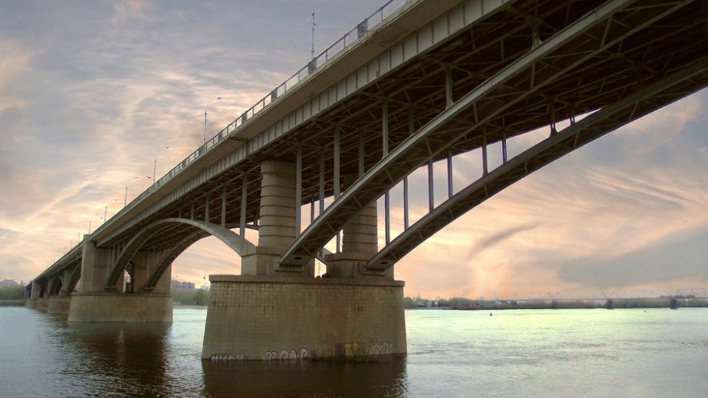 Пролёт под Коммунальным мостом.