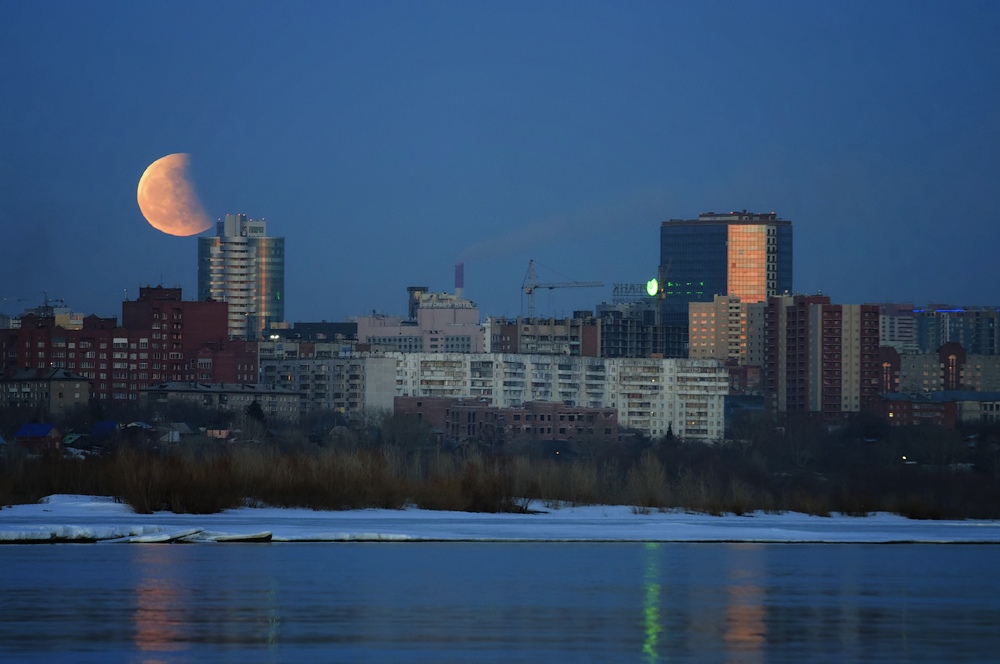 Городской пейзаж.Лунное затмение 4 апреля.