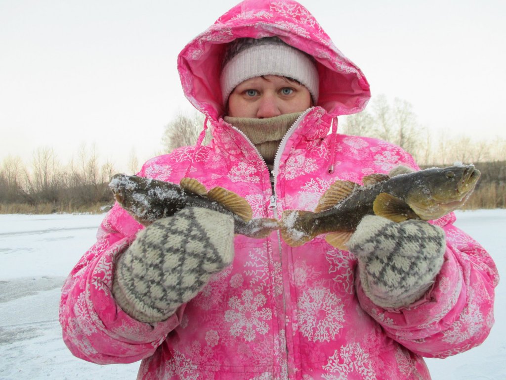 На фото три любителя сала.
