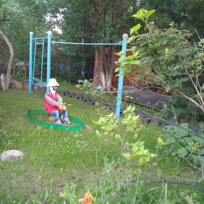 Всё есть, удочка, лодка, насадка. А рыба не клюёт.