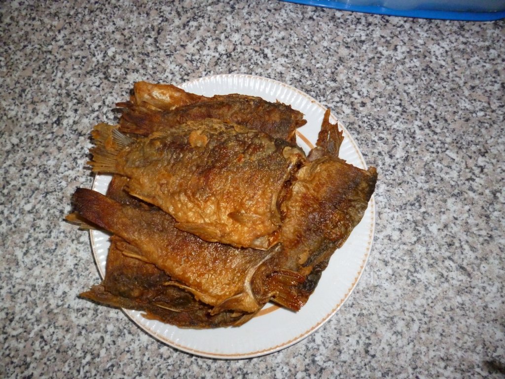 Свежепойманный карась,и уже пожаренный...