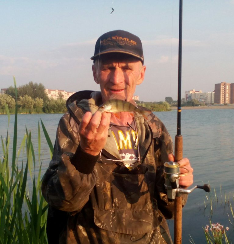 Городская рыбалка.(ни один окунь не пострадал.)