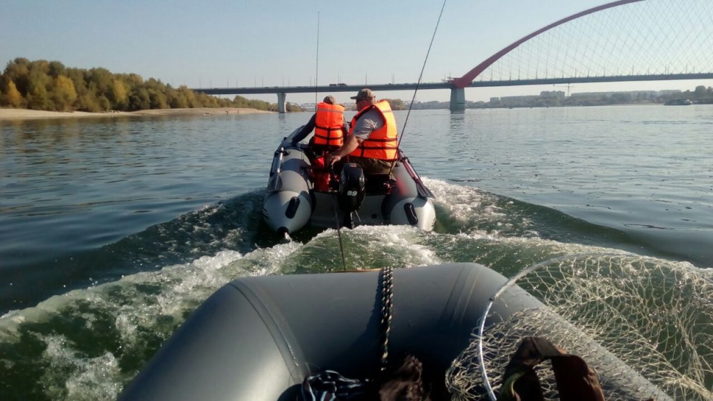 Помощь товарищу поломка мотора буксируем.