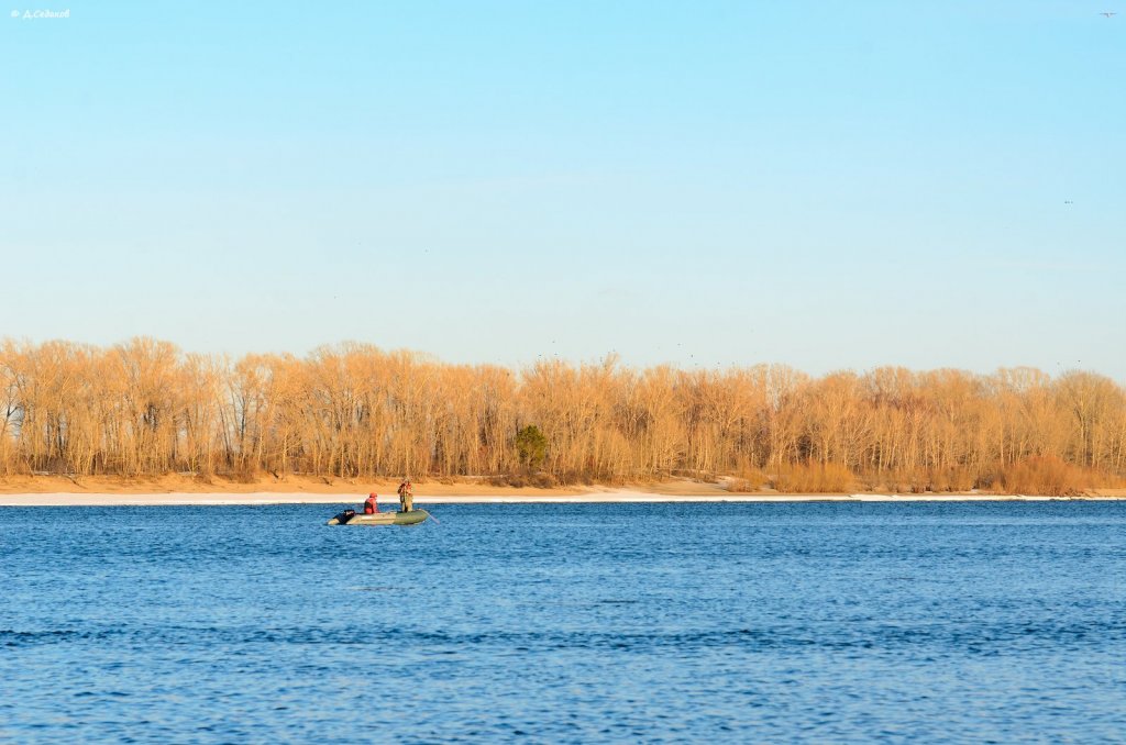 С лодки.