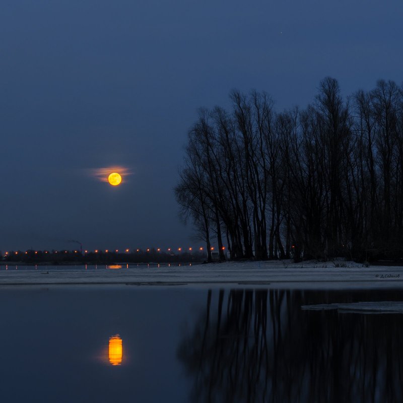 Большая вчерашняя луна.