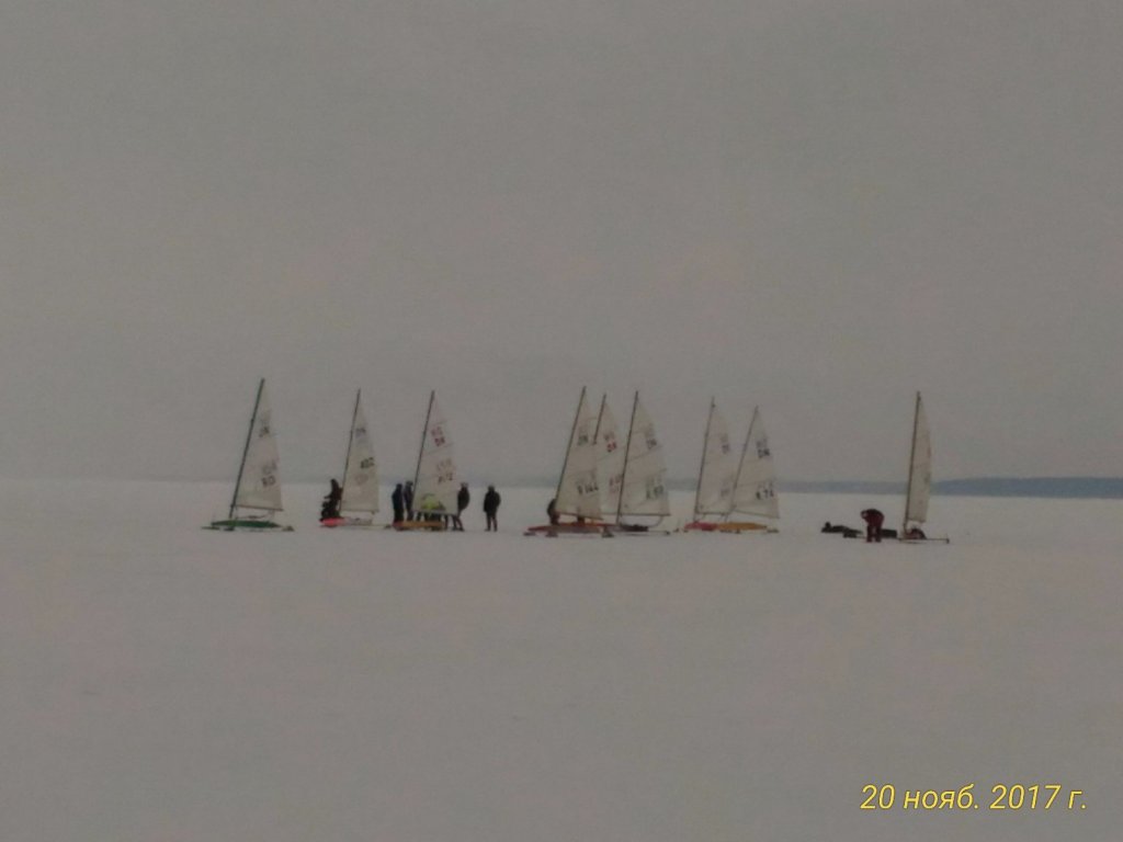 На Море,катаются.