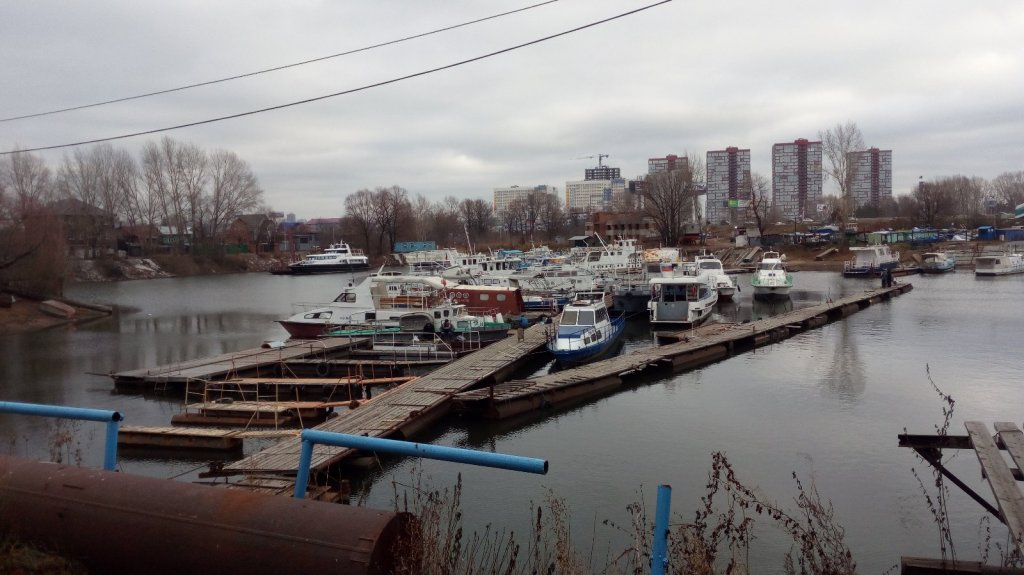 Затон. Здесь иногда поклевывает.