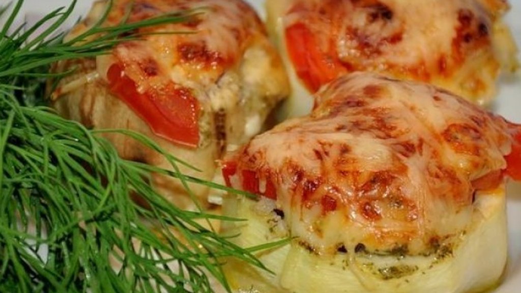 Кабачки с рыбным фаршем и помидорами