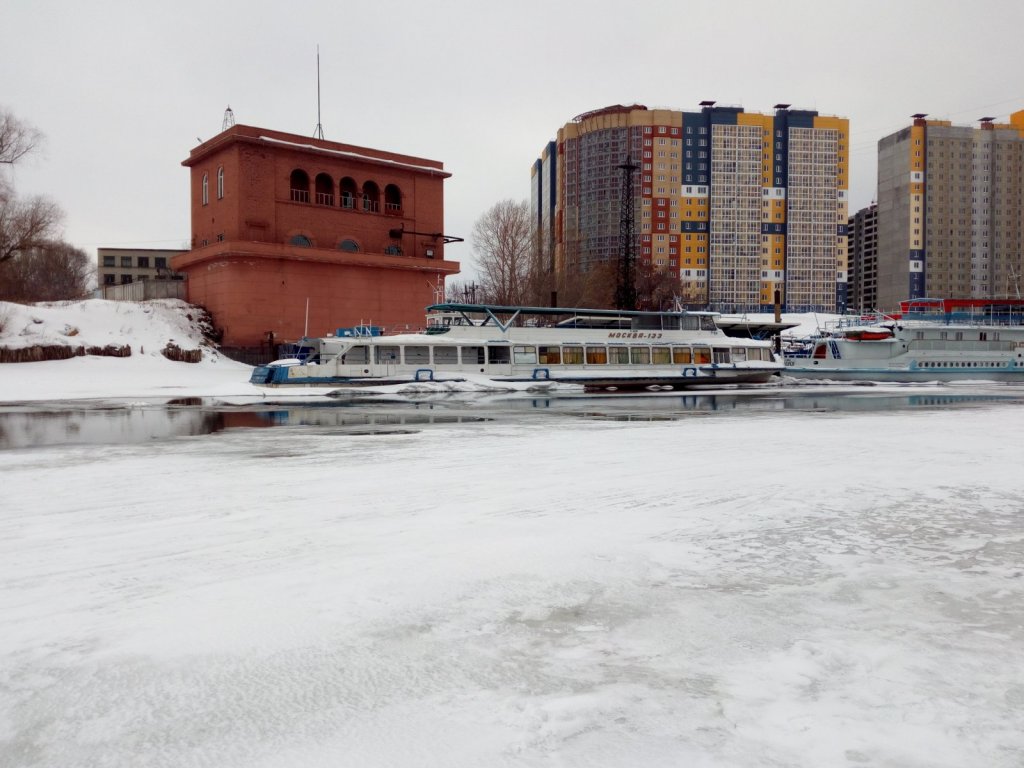 Затон. Лед кое где всрылся.