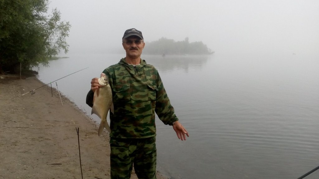 Напарник отхватил леща.