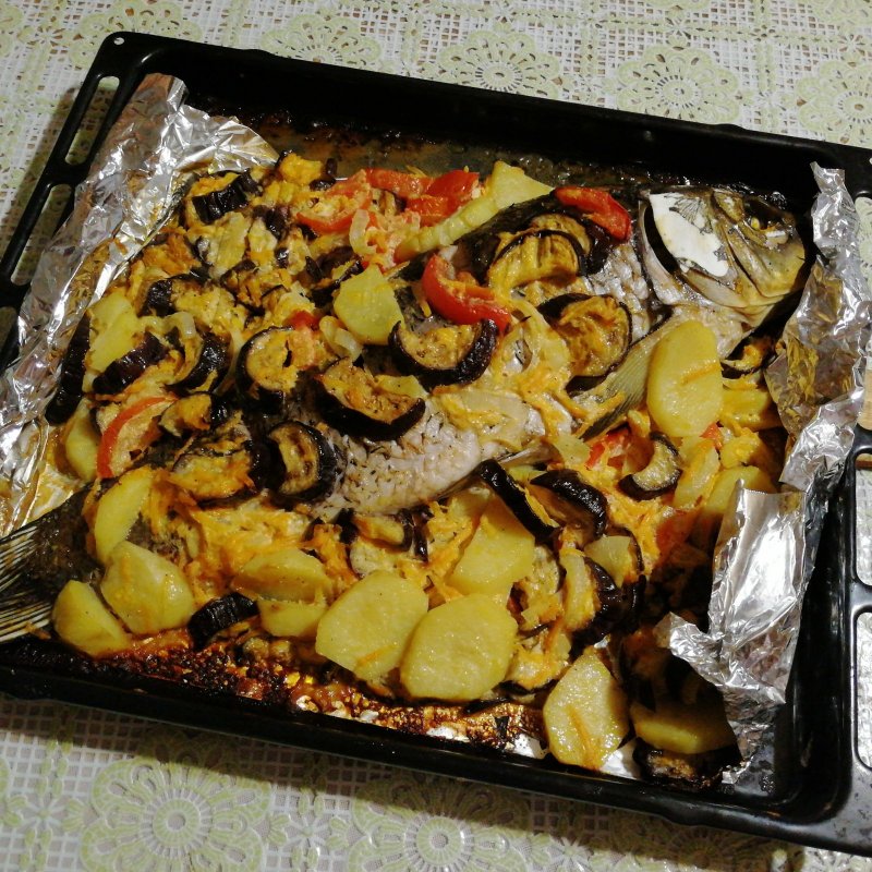Сазан с овощами.