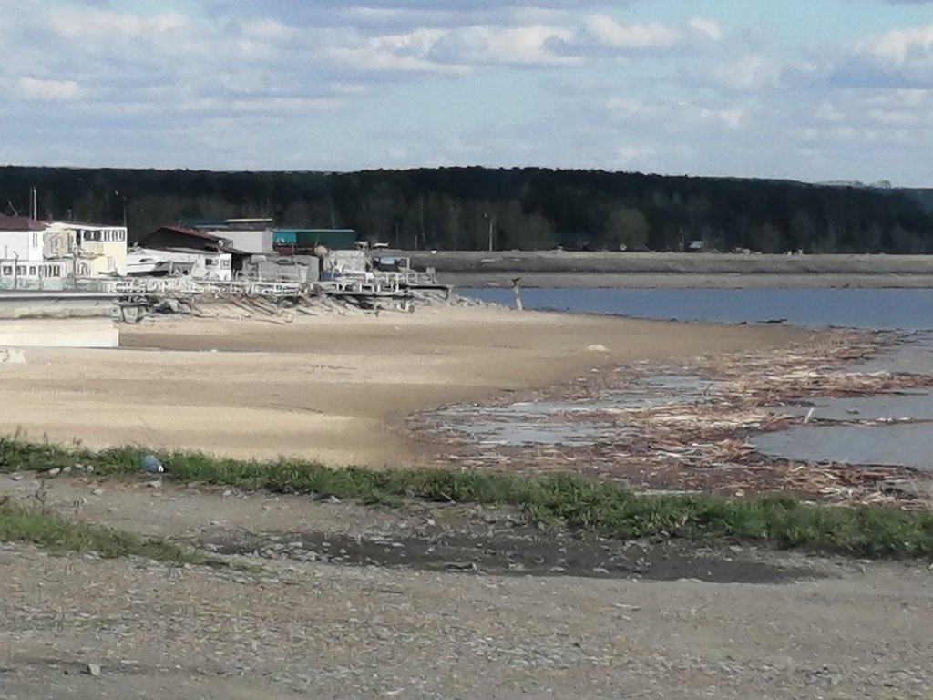 Плотина, воды на море нет.